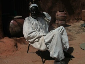 Mali, dintorni di Segou: il capovillaggio. Foto di Iginio Scharaffl